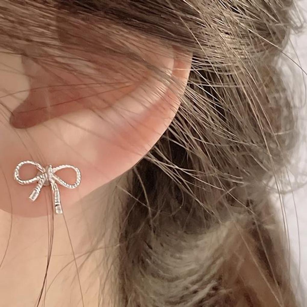 

Women s Silver Ribbon Magnetic Bracelet Fake Piercing