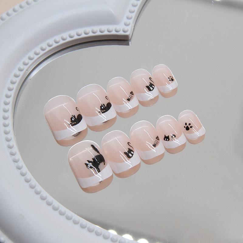 Tragbare Nagelstücke Cartoon schwarze Katze abnehmbare kurze quadratische Nagelstücke French-Maniküre-Patch süße falsche Nägel 24 Stück
