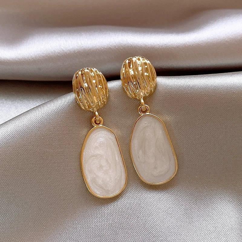 Nuovi Orecchini Lunghi Pendenti di Moda per Donna Ciondoli in Acrilico Beige Esagerati