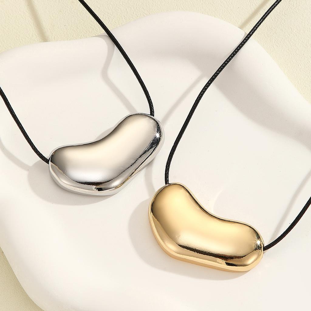 European and American Popular Style Korean Velvet Metal Peach Heart Necklace High-end Light Luxury Sweater Chain