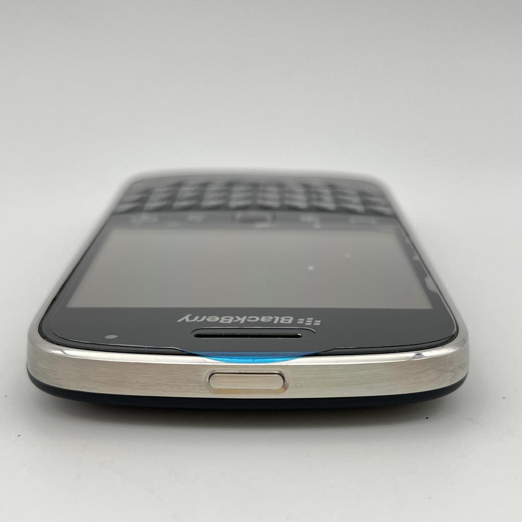 95% New Refurbished BlackBerry Bold Touch 9900 3G NETWORK 768 RAM 8GB ROM Mobile Phone