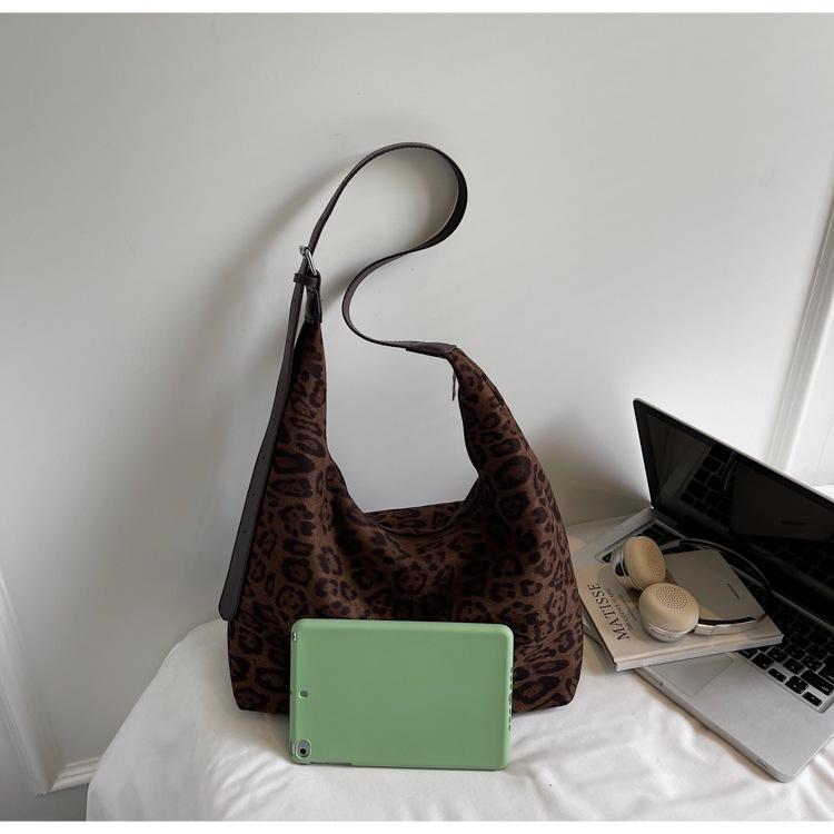 2025 New Retro Leopard Print Suede Tote: Large Capacity Autumn/Winter Shoulder Bag for Women - Korean Fashion Commute Style