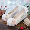 Neue Damen Knöchelriemen Bestickte Schuhe Ethnischer Stil Erhöhte Innere Keile Flache Dreidimensionale Blume Hanfu Schuhe
