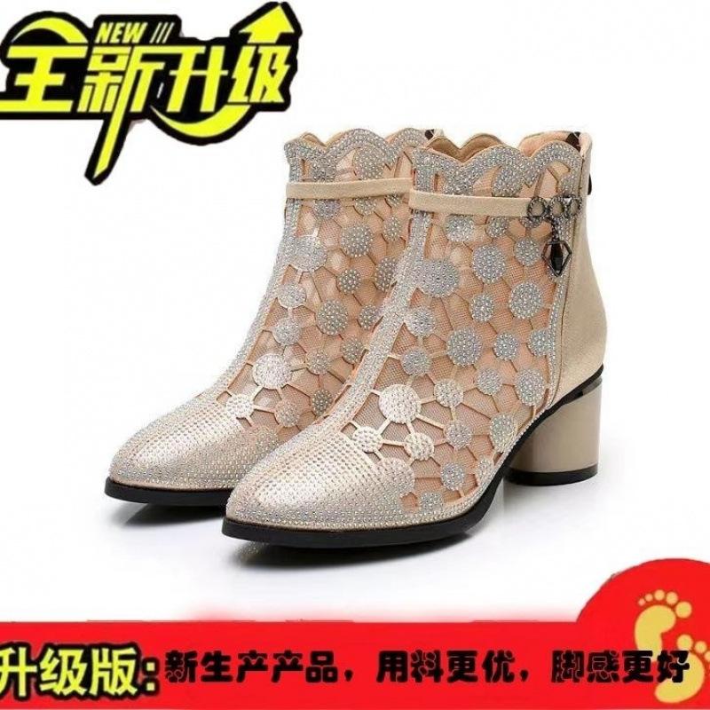 Sandálias vazadas de malha femininas primavera e outono novas confortáveis salto médio salto grosso versátil antiderrapante quatro estações sapatos individuais