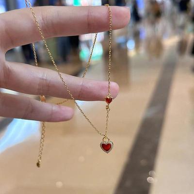 Klassieke, charmante, eenvoudige hartvormige robijnketting voor vrouwen. Lichte, luxe, modieuze hanger met slotje. Perfect cadeau voor feestjes en bruiloften.