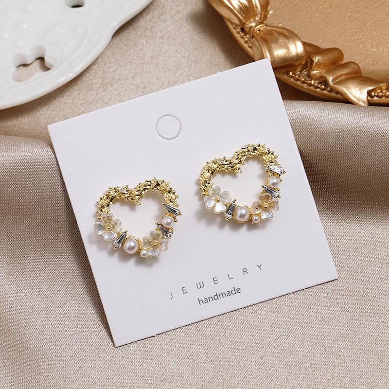 Retro and trendy high-end stud earrings women's niche design light luxury dream catcher fringed earrings simple earrings