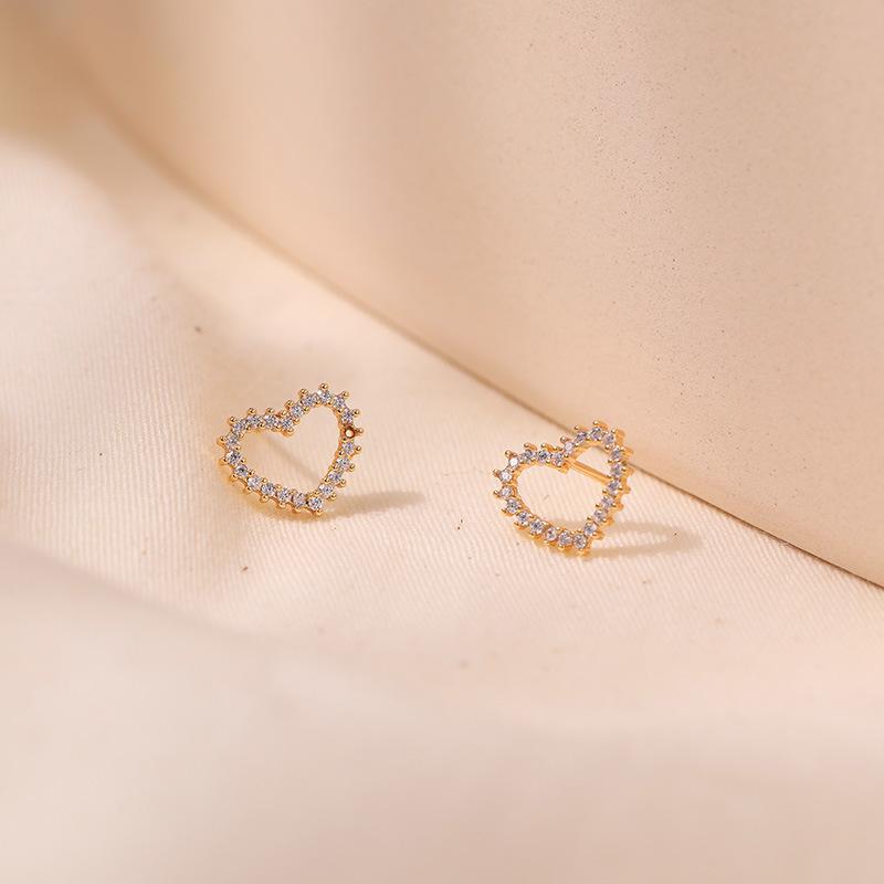Simple Ins Style Sweet Heart Shaped 18k Gold Plated Copper Stud Earrings For Women