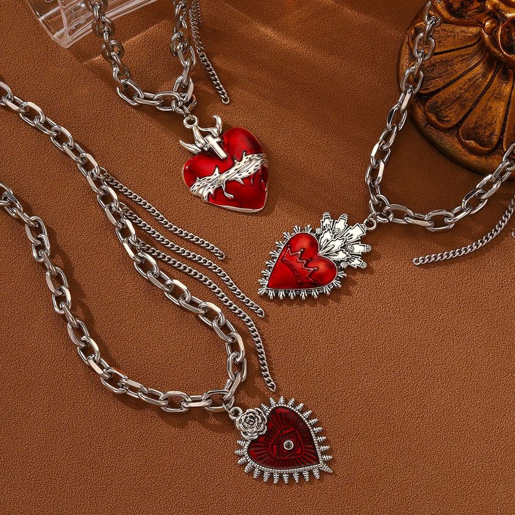 Collana con ciondolo a forma di cuore rosso ins europea e americana, design retrò, collana alta gamma con frange per la clavicola di Halloween