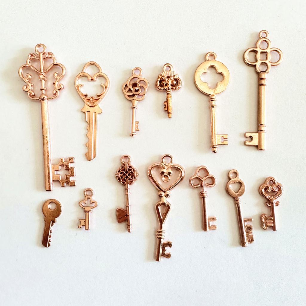 13pcs Assorted Vintages Style Keychain Pendants Random Metal Charms Retro Design for Keys Gift Ideas Decorative Items