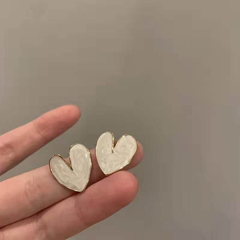French retro love earrings New trendy stud earrings Women's niche design sense High summer temperament earrings