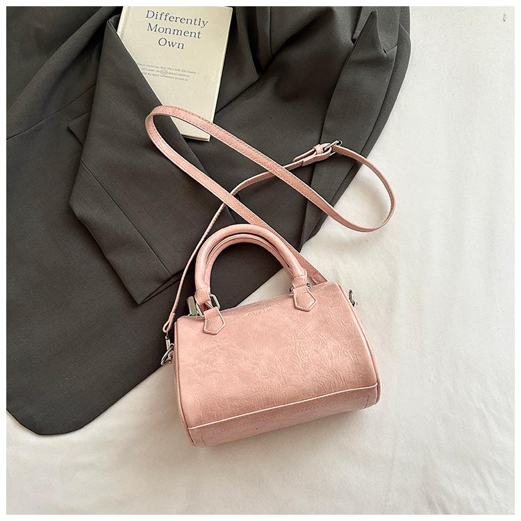 

Сумка из кожи с масляной восковой отделкой нишевого дизайна, женская, новая модная модель 2025 года, сумка-бостон, портативная сумка-подушка, цилиндрическая сумка-мессенджер