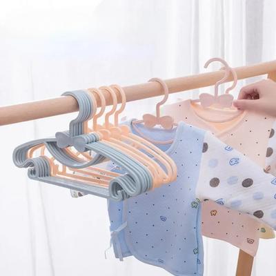 5 STÜCKE Kinder Kleiderbügel Racks Tragbare Kunststoff Display Kleiderbügel Winddicht Kinder Mäntel Kleiderbügel Baby Kleidung Organizer