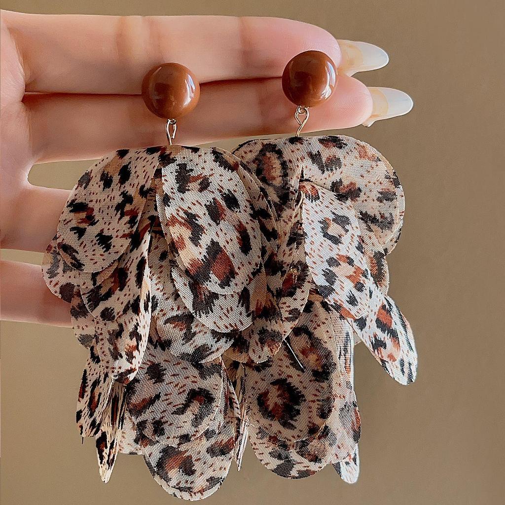 Boucles d'oreilles simples haut de gamme pour femmes automne/hiver 2025: Design polyvalent avec le système de couleur Maillard