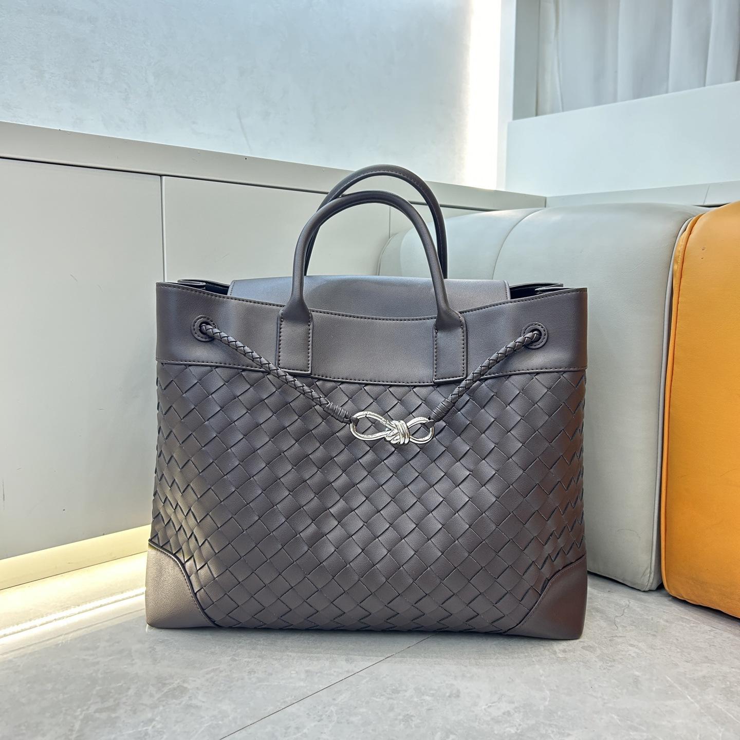 

Cross-border family autumn and winter explosive crossbody bag women s high-end handbag pure hand-woven large-capacity tote bag 39x17x33cm