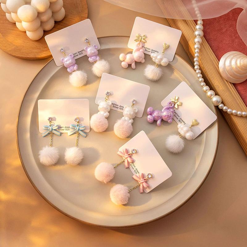 עגילי דוב מצויר צבעוני ענן כדור פרווה פשוטים וחמודים דוב אסימטריים יצירתיים תכשיטי מסיבה מתנה אביזרים