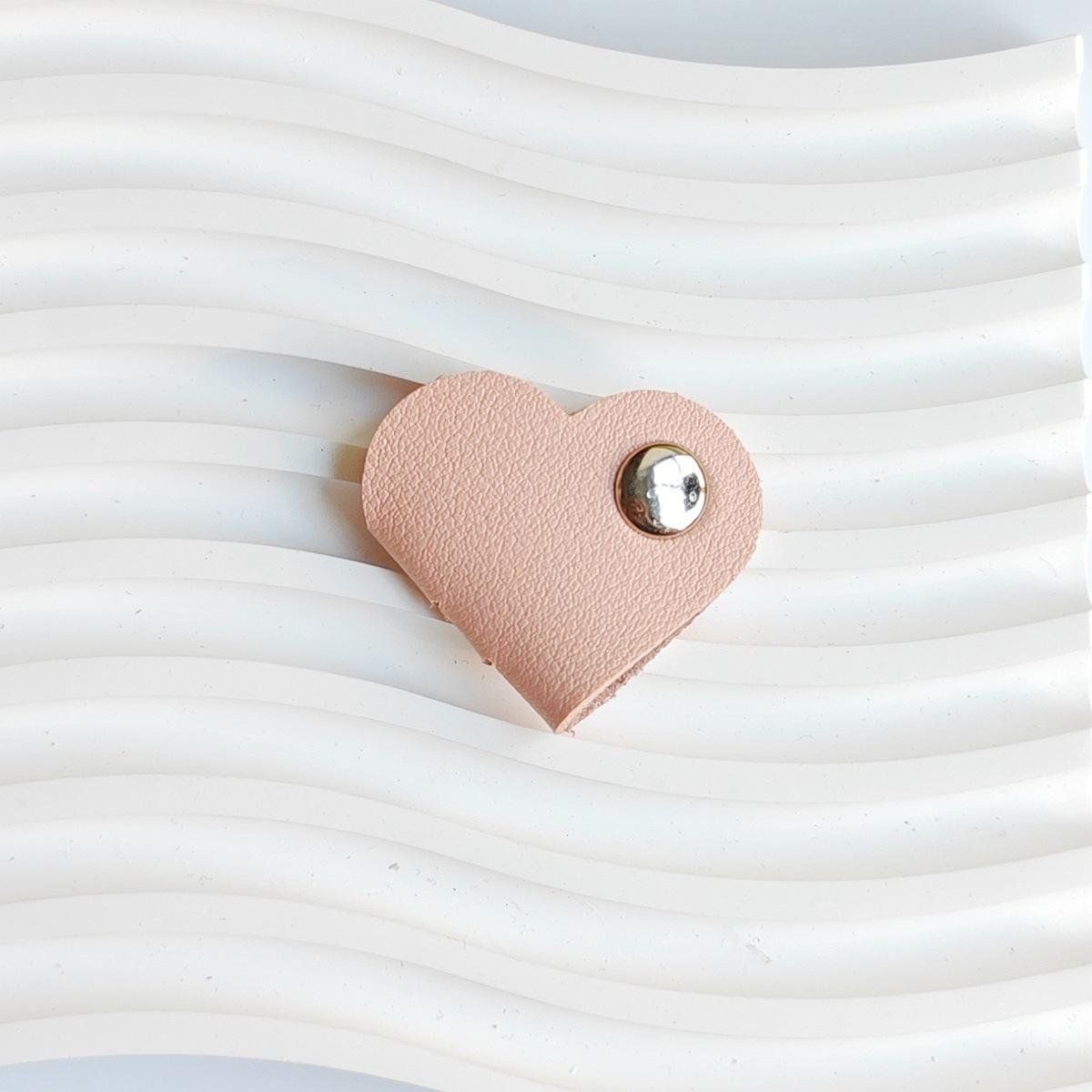 

Кожаный органайзер для кабеля в форме сердца, держатель для шнура наушников, система управления кабелями для наушников и зарядных устройств розовый