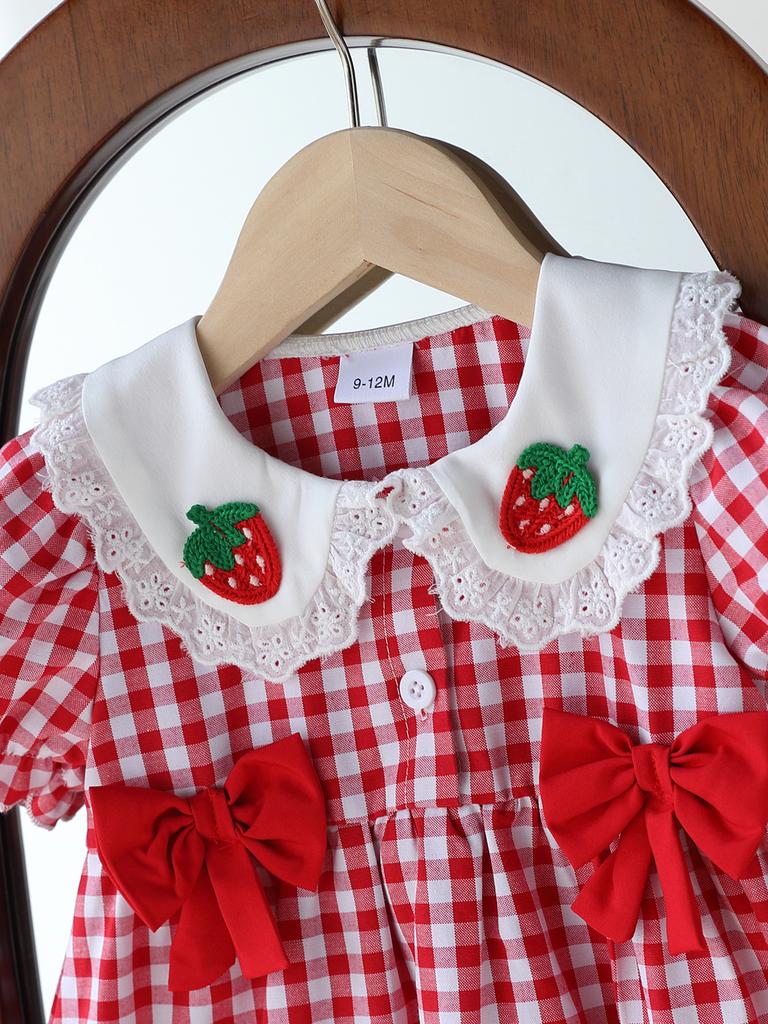 Letnia Sukienka dla Dziewczynki Vintage w Kratkę Kołnierzyk Piotruś Rękawy Lampionowe Kokardka Aplikacja z Truskawką Ubranko dla Niemowlaka