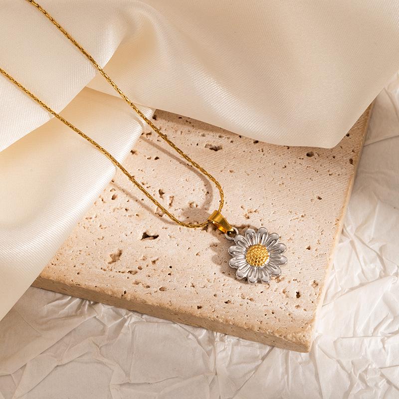 Luxury Heart Flower Stainless Steel Clavicle Necklace