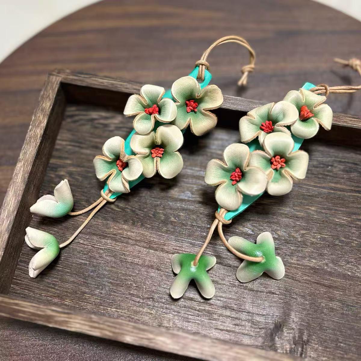 Кожаный брелок-подвеска Цветок Османтуса зелёный