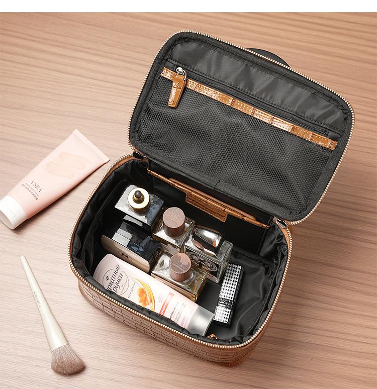 Crocodile Pattern Cowhide Makeup & Toiletry Bag: Portable, High-Capacity, Travel-Ready.