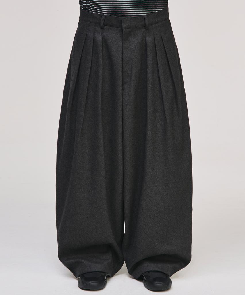 SIGNATURE Reverse Three-Tuck Baggy Slacks [Gray]