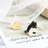 2 Teile/satz Paar Freund Katzen Brosche Set Nette Schwarz Und Weiß Kätzchen Emaille Pins Cartoon Katze Klaue Fishbone Abzeichen Tasche revers
