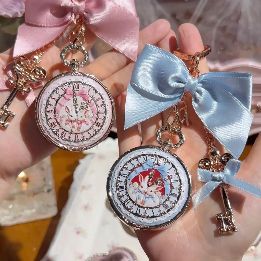 Flower Knows Bunny Garden Collection Lippenbalsam Vintage Taschenuhr Stil Tragbarer Taschenanhänger Feuchtigkeitsspendende Lippenpflege Make-up