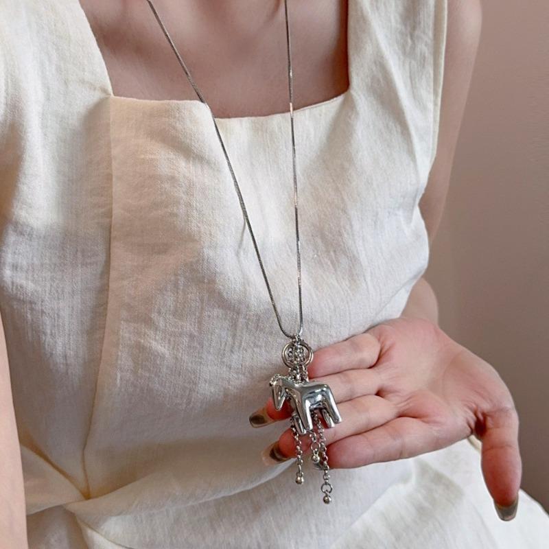 Minar INS Mode Glatte Oberfläche Pferdeketten Quastenanhänger Halsketten für Damen Silberbeschichtete Schlangenkette Lange Pulloverkette