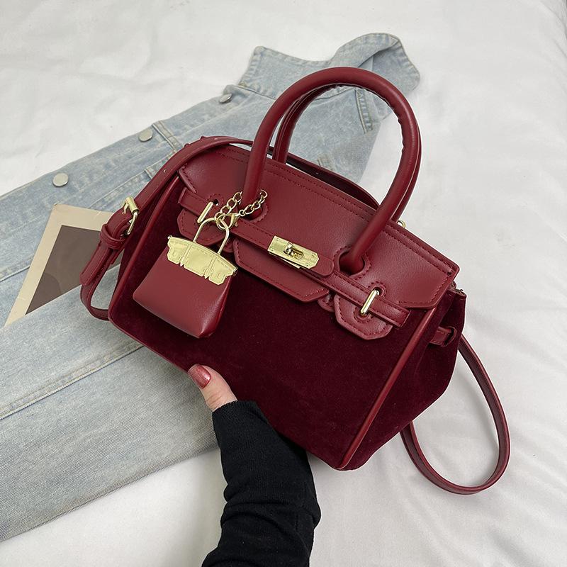 Retro Bag Women's Large Capacity 2025 New Autumn and Winter Versatile Niche Design Messenger Bag Portable Commuter Tote Bag