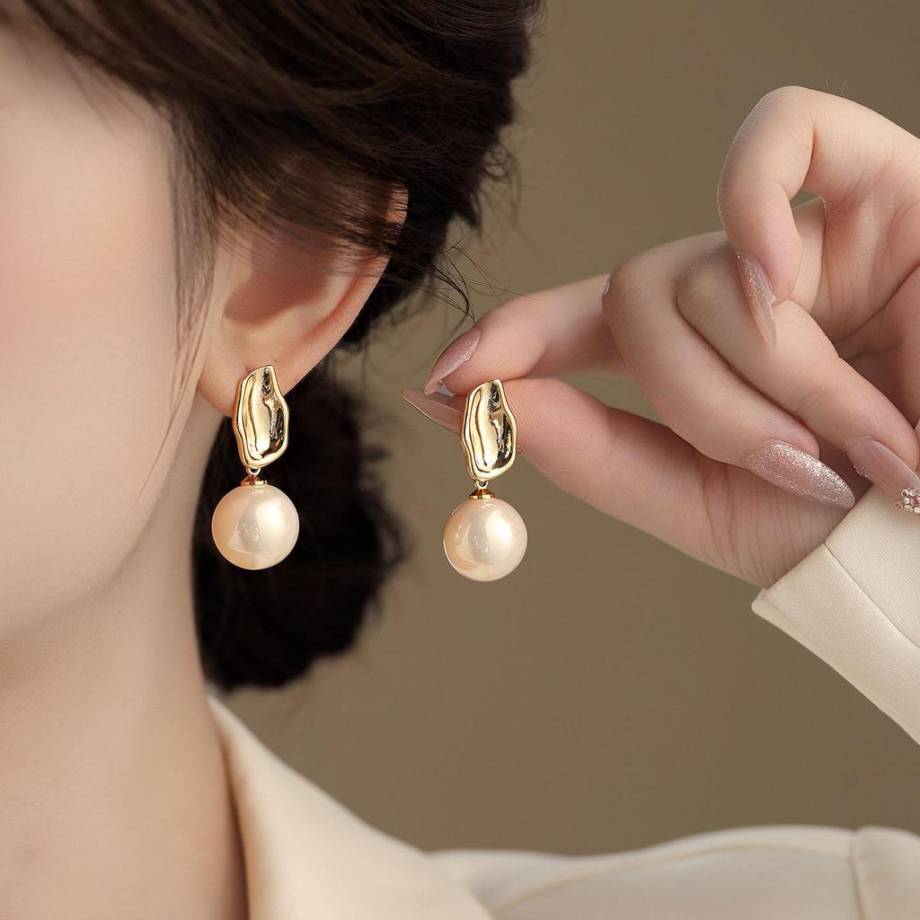Silver Needle French Retro Pearl Pendant Earrings: Simple, Fashionable Studs with a Light Luxury Feel for Women