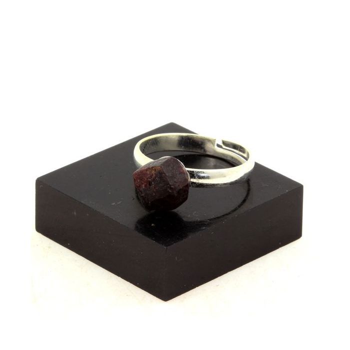 Pierres et Minéraux. Bague Grenat brut plaqué argent. 11.06 ct. Taille réglable.