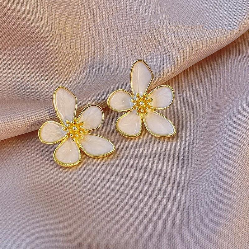 Fashion Korean Women Retro White Flower Earrings Sweet Metal Delicate Stud Earrings for Female Zircon Party Jewelry Accessories