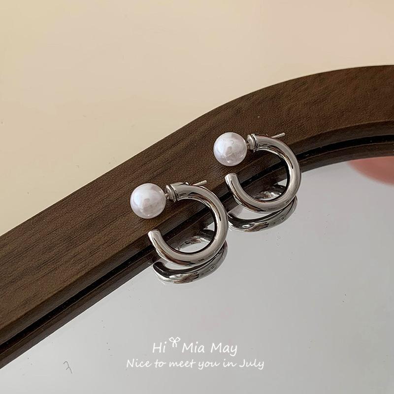 

A two-wearing C-shaped pearl silver needle earrings, niche design, high-end cool style, Korean metal stud earrings срібний