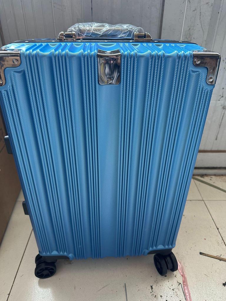 26-Zoll Aluminiumkoffer mit Fall- und Verschleißfestigkeit, Universelle leise Rollen - Ideal für Damenreisen