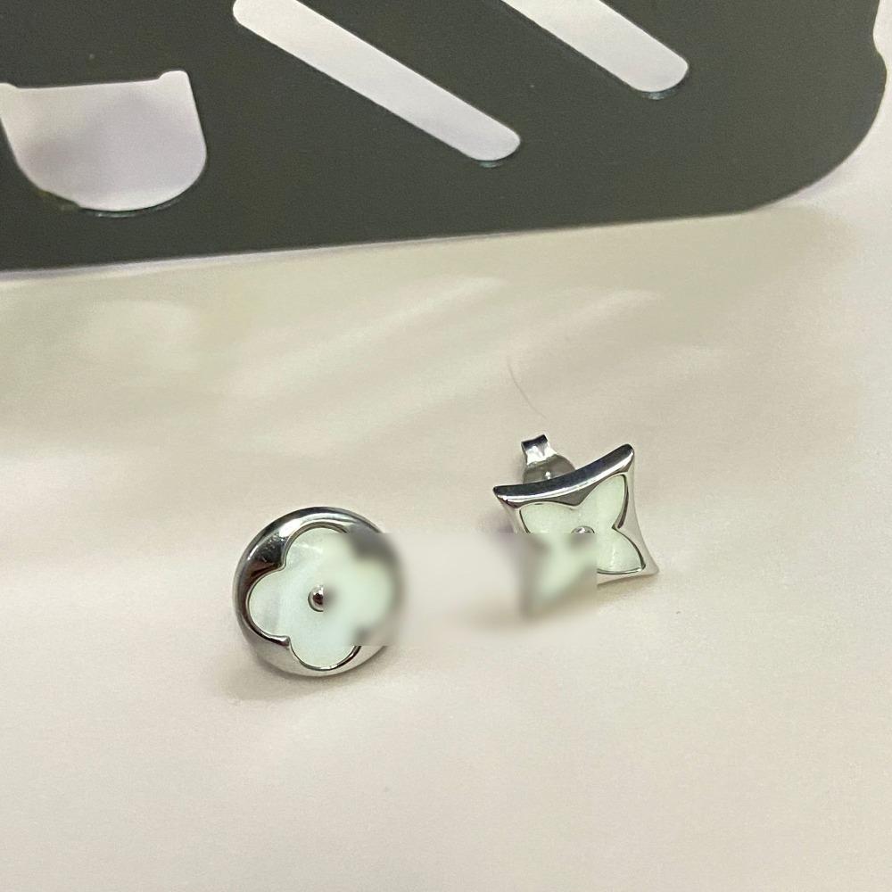 Náušnice se čtyřlístkem Kulaté květinové náušnice Špičaté květinové náušnice Náušnice z perleti a diamantů Stylovénejjednodušší ke kombinacivýprodejnovýtrendy