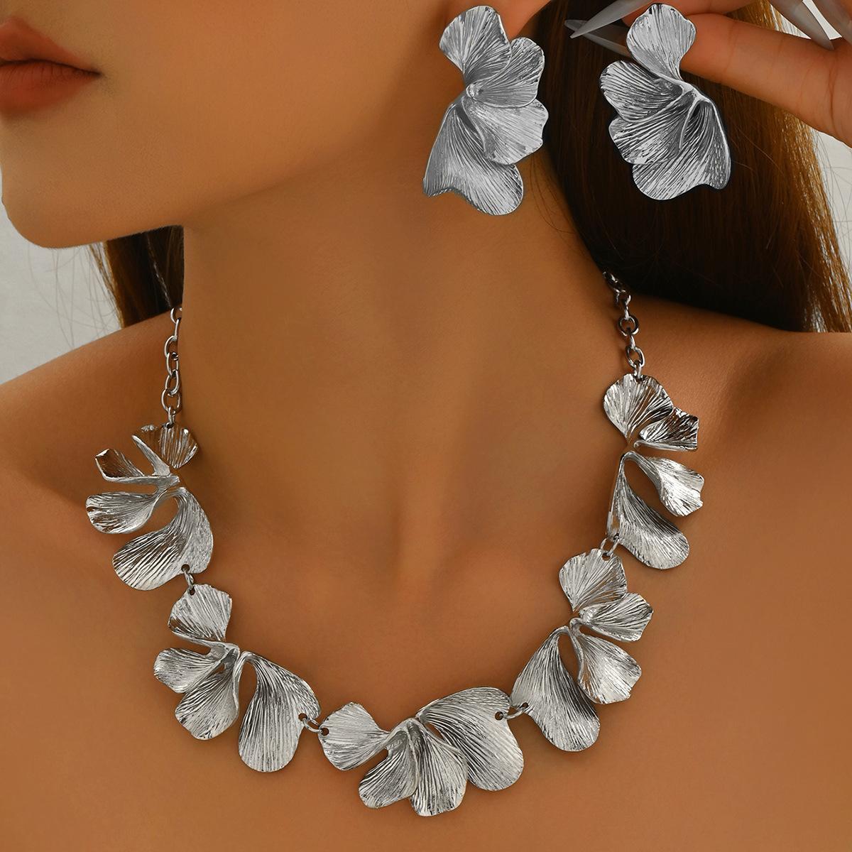 

Ветер металлическое ожерелье набор персонализированный преувеличенный цветок плиссированный дизайн серьги универсальные нишевые украшения женщины