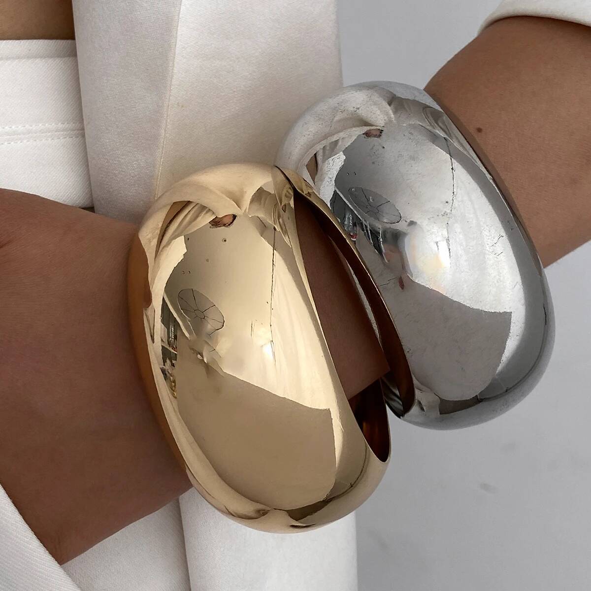 

SHIXIN 2Pcs/Set Exaggerated Round Big Wide Bracelets for Women Simple Geometric Stackable Chunky Bangle Bracelet Fashion Jewelry