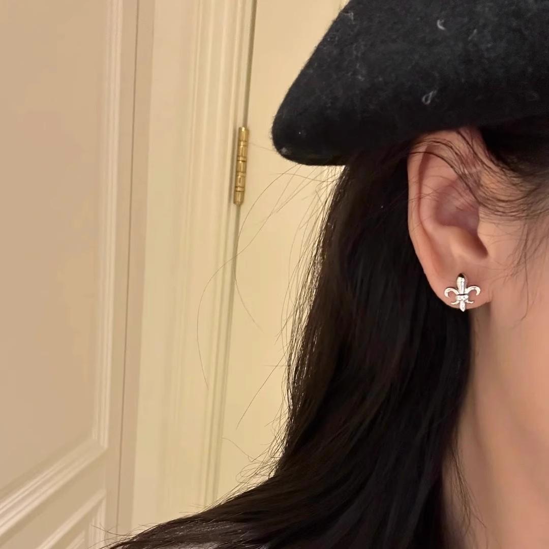 

Medieval yellow and gold brushed iris stud earrings, new popular high-end retro unique earrings, earrings for women