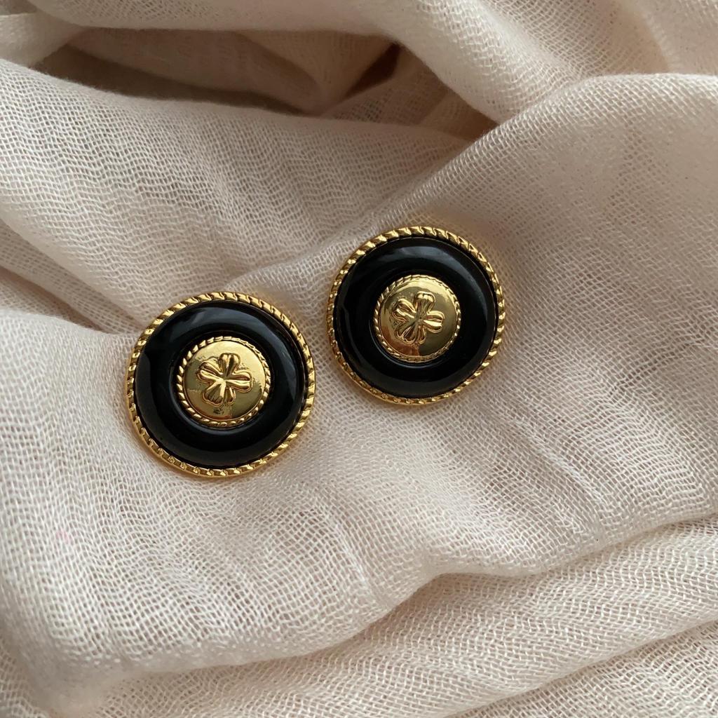 Four-Leaf Clover Small Fragrance Resin Button Stud Earrings Women'S Versatile Luxury Foreign Style Black Round High-Quality Earrings