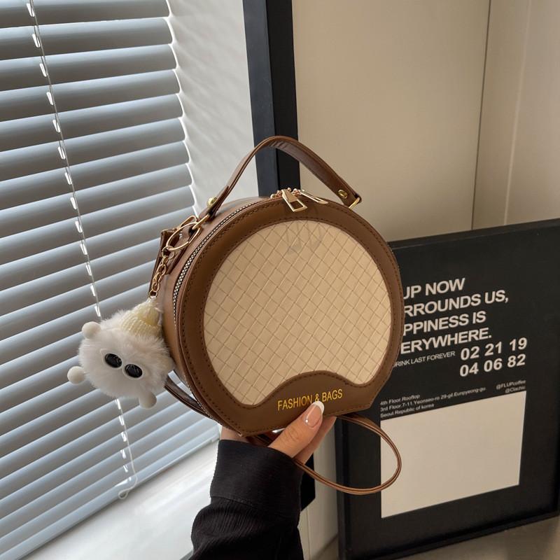 Stylish Trendy Womens Round Crossbody Bag With Zip Closure In Chic Black