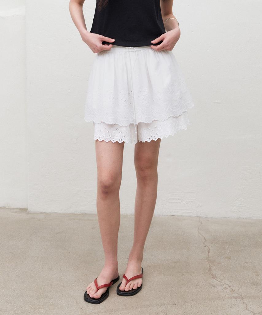 Manggomaenipeullijeu Conti Lace Shorts_Ivory