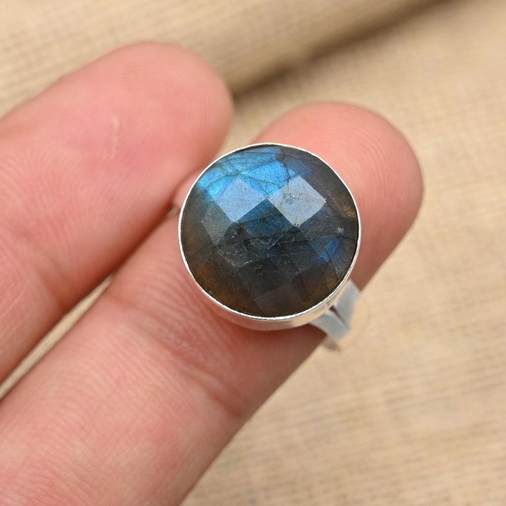 Wunderschöner Labradorit-Edelstein, handgefertigter Ringschmuck aus 925er Sterlingsilber