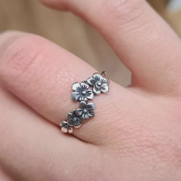 Hecheng Korean Silver Five-Petal Flower Ring: Retro, Simple & Elegant Student Style