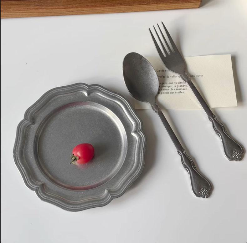 Creative French retro metal plate with high-end floral patterns, Western dessert plate gift