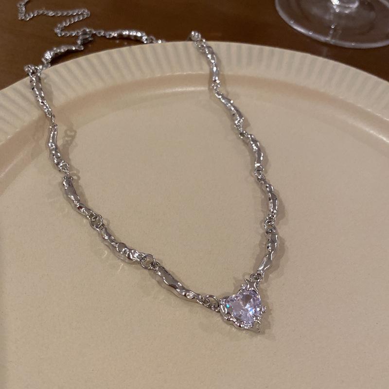 Light Luxury and High Grade Black Peach Heart Collar Chain for Spicy Girls with A Cold and Elegant Style, Exquisite and Niche Necklace