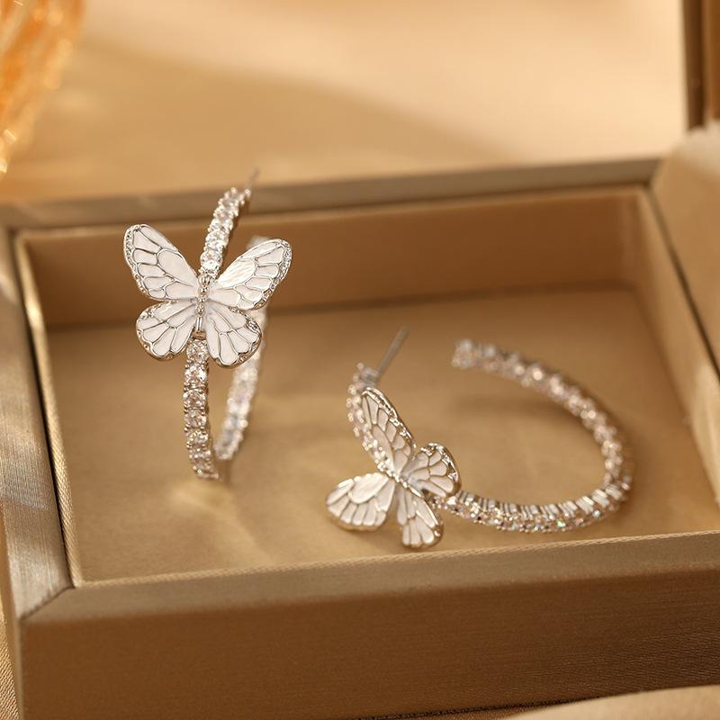 

Серьги Белые бабочки Супер Блеск Круг Трехмерные Микровставки Циркон Модные Легкая Роскошь Элегантные Подвески Эмаль Круглые Серьги-цветы 18K