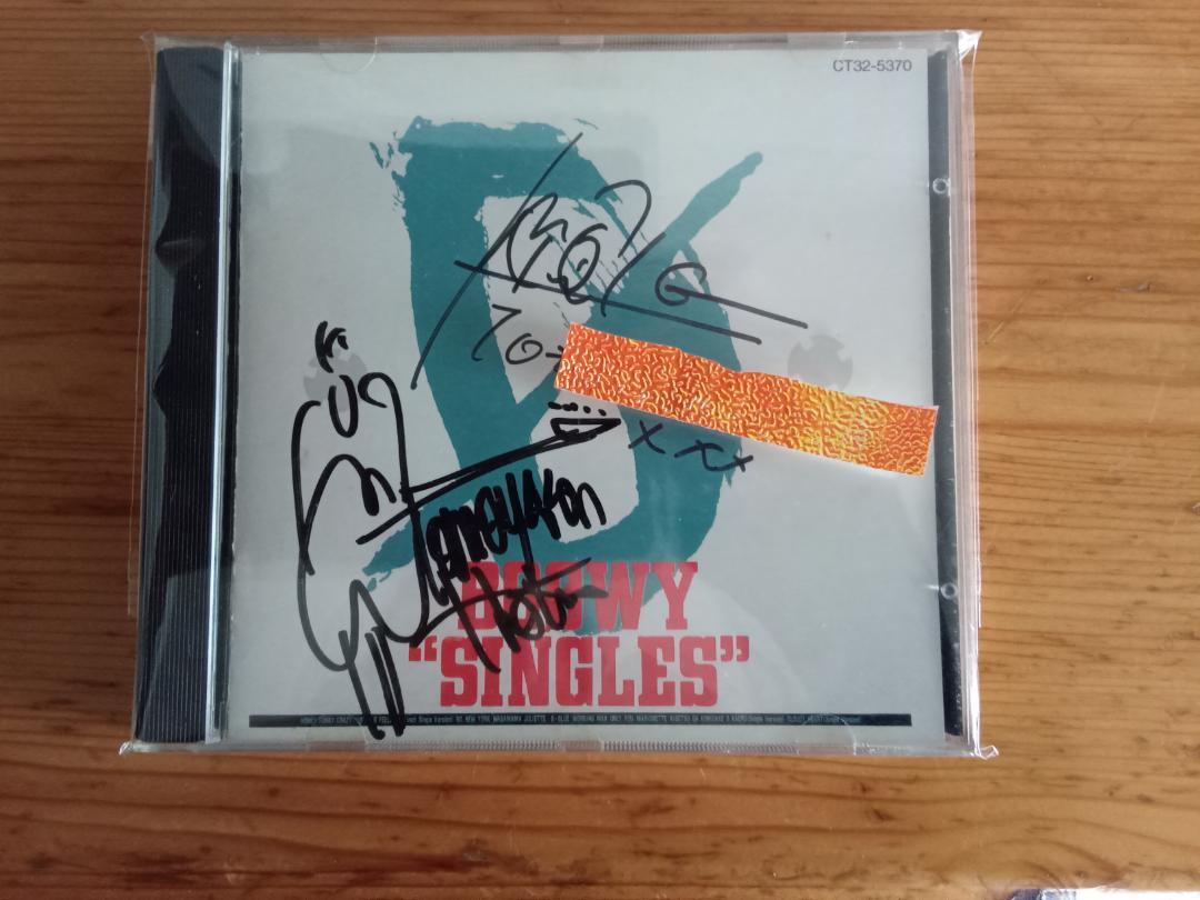 

[USED] Kyosuke Himuro Tomoyasu Hotei Autographed CD + Photo + Badge BOØWY