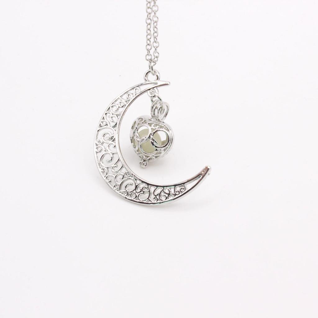 European & American Fashion Jewelry: Luminous Moon Heart Necklace with Clavicle and Sweater Chains