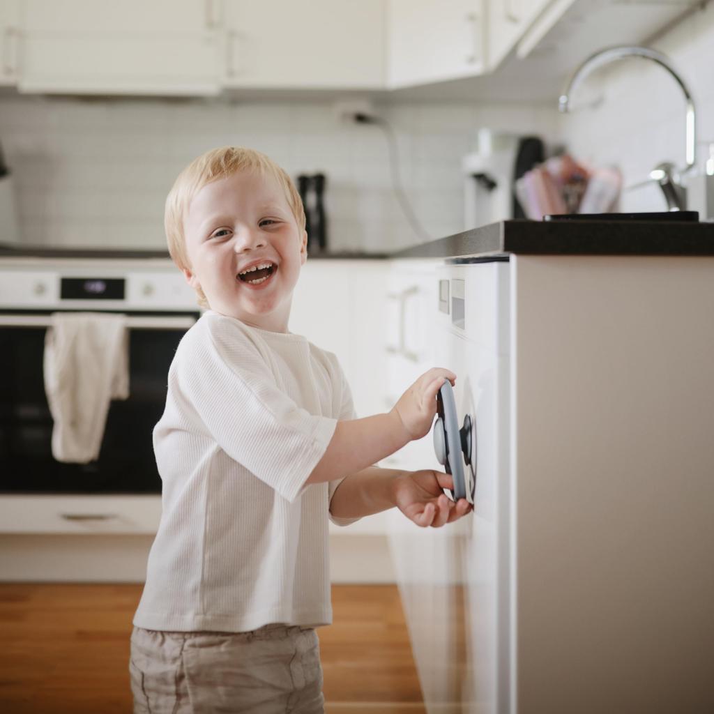 Mushie Hand Spinner for Babies Ages and Educational Baby Bath Toy with Suction Bathtime and Water Play 1, 2, 3, 4, Cup,