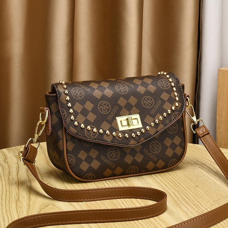 

Женская сумка из ПУ 2025 новая осенне-зимняя маленькая квадратная сумка модная и простая сумка через плечо с одним плечевым ремнем высококачественная портативная женская сумка